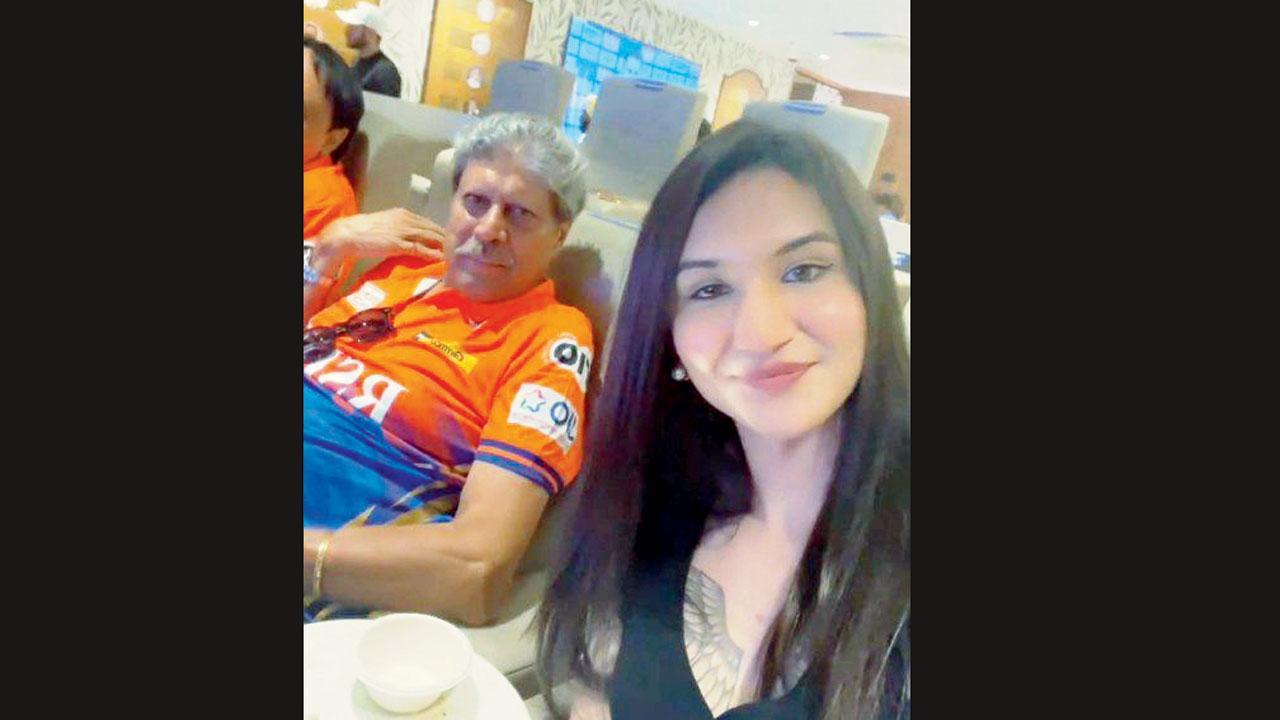 ભૂતપૂર્વ ભારતીય કૅપ્ટન કપિલ દેવ સાથે હાલમાં સેલ્ફી લીધો હતો અનાયા બાંગરે. 