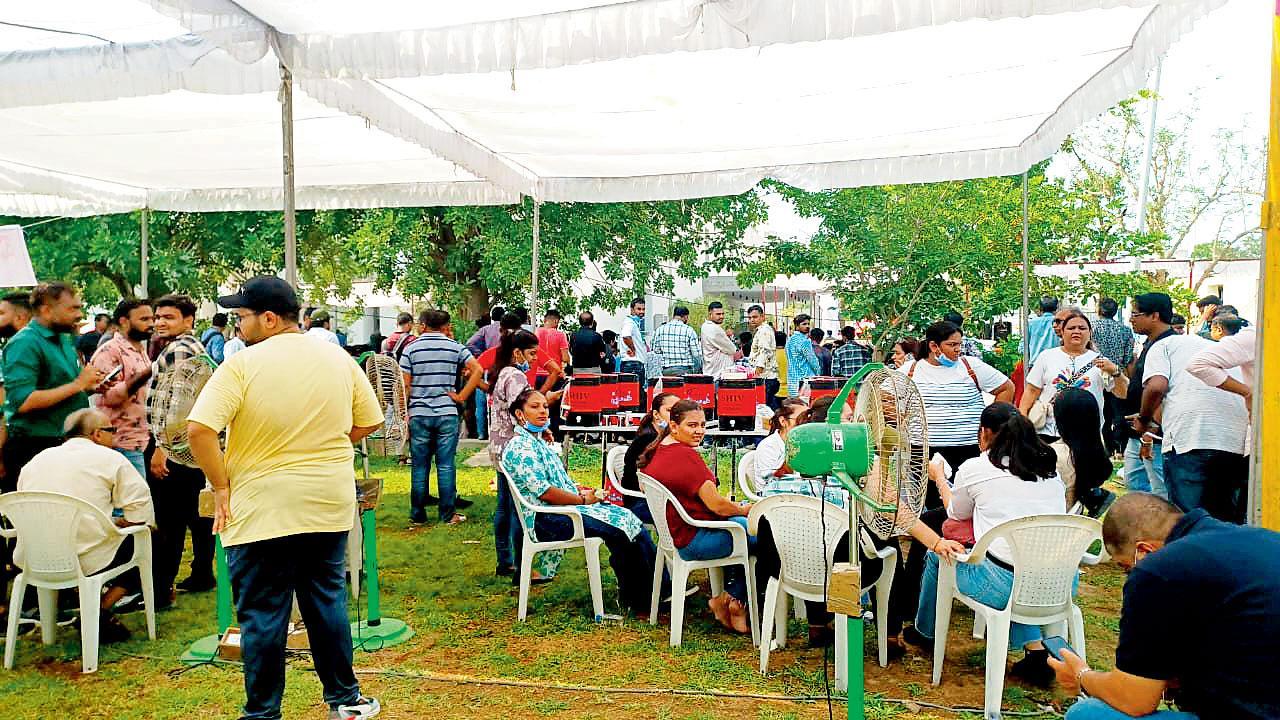 સિવિલ હૉસ્પિટલના પોસ્ટમૉર્ટમ રૂમ પાસે સ્વજનોના પાર્થિવ દેહ લેવા આવેલાં સગાંઓ.