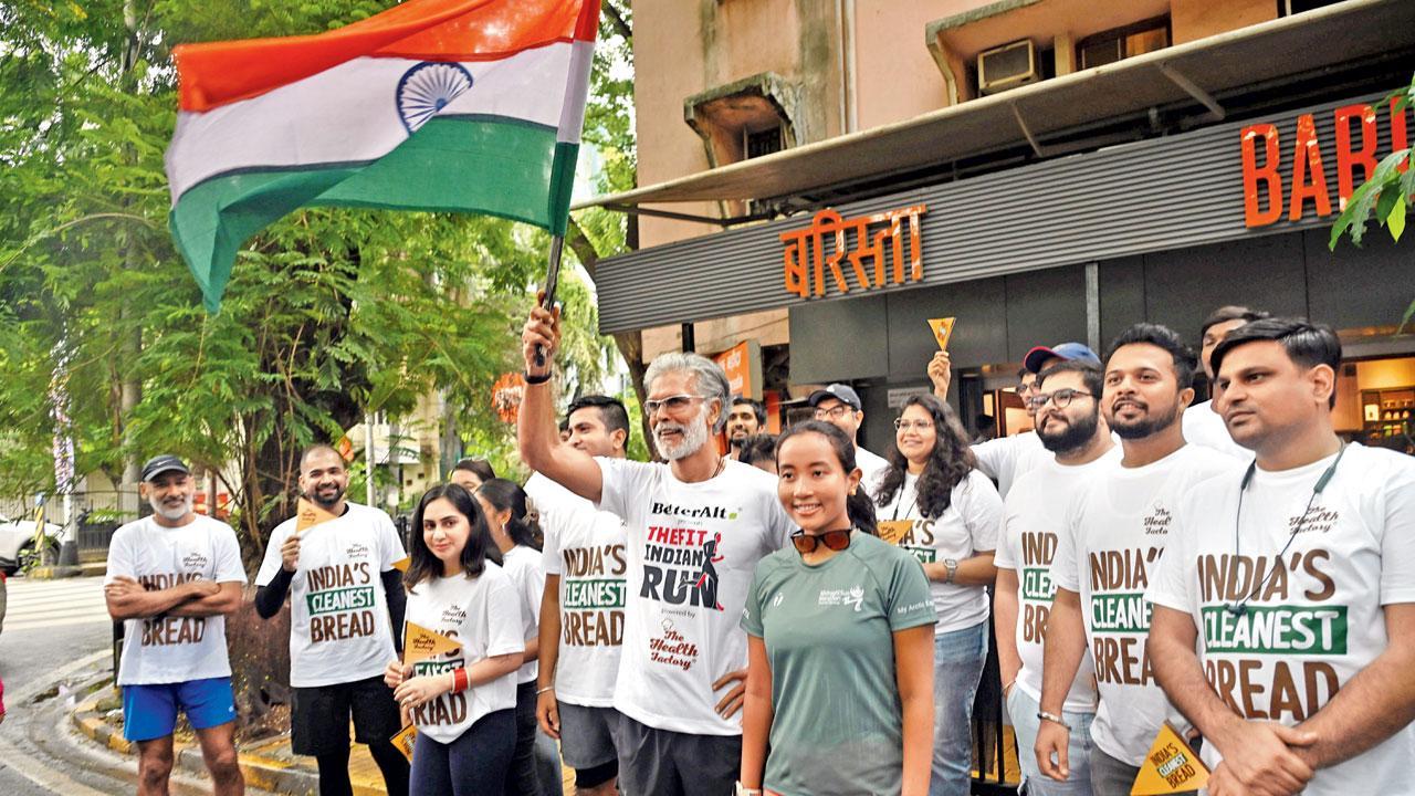 ગઈ કાલે દાદરના શિવાજી પાર્કથી ગોવા પ્રયાણ કરતાં પહેલાં મિલિન્દ સોમણ, તેની પત્ની અંકિતા અને ટીમ. તસવીર : અતુલ કાંબળે