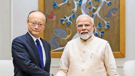 એશિયન ડેવલપમેન્ટ બૅન્ક (ADB)ના પ્રમુખ મસાટો કાંડા સાથે નરેન્દ્ર મોદી.