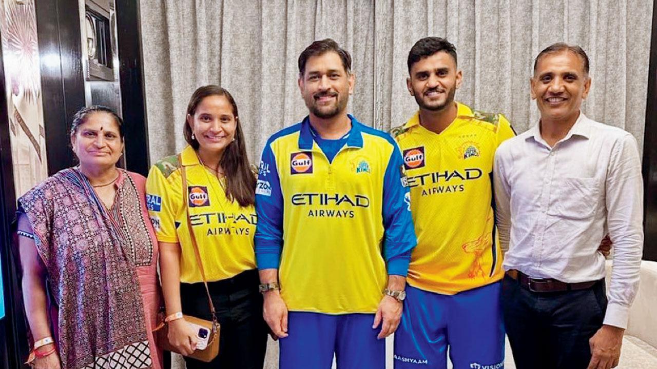 ઉર્વિલ પટેલની ફૅમિલીએ ધોની સાથેની મુલાકાતને કૅમેરામાં કેદ કરી હતી.