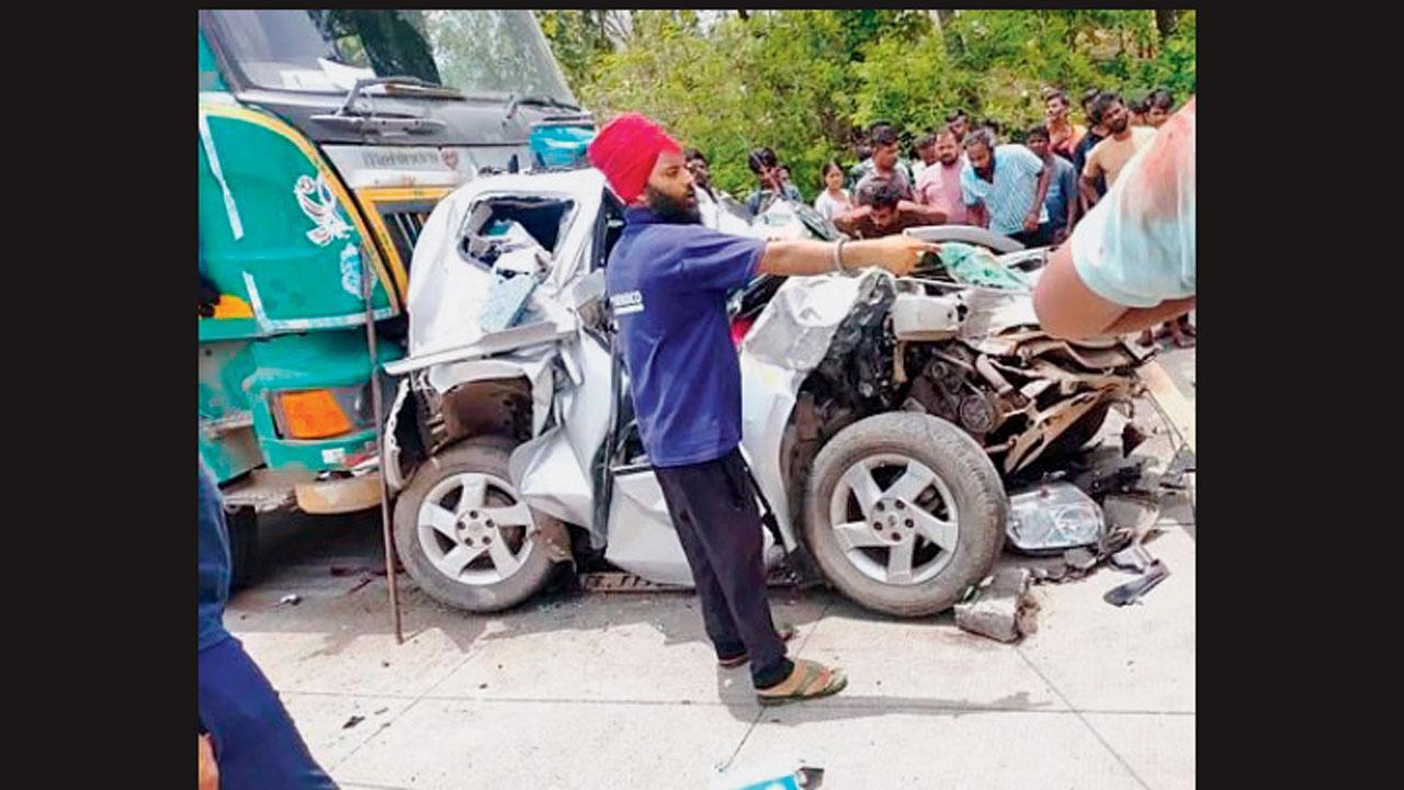 અકસ્માત બાદ સ્થાનિક લોકો કચ્ચરઘાણ થઈ ગયેલી કારમાંથી ઘાયલોને કઈ રીતે બહાર કાઢવા એની મથામણ કરતા જોવા મળ્યા હતા.  