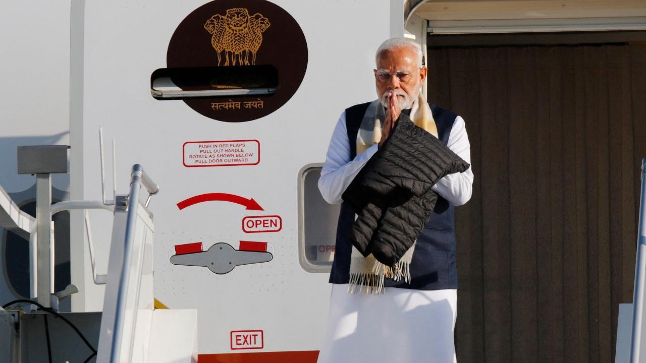 ભારતના વડા પ્રધાન નરેન્દ્ર મોદી ૧૬ જૂન, ૨૦૨૫ના રોજ ગ્રુપ ઓફ સેવન (G7) સમિટમાં હાજરી આપવા માટે કેનેડાના આલ્બર્ટાના કેલગરી એરપોર્ટ પહોંચ્યા હતા (તસવીર સૌજન્યઃ એએફપી)
