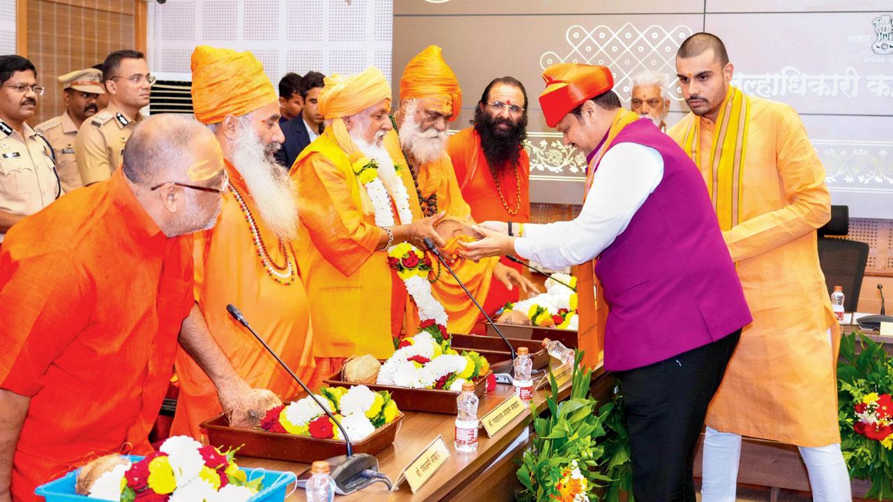 ગઈ કાલે નાશિકમાં યોજાયેલી મીટિંગમાં સંતો-મહંતો સાથે દેવેન્દ્ર ફડણવીસ.