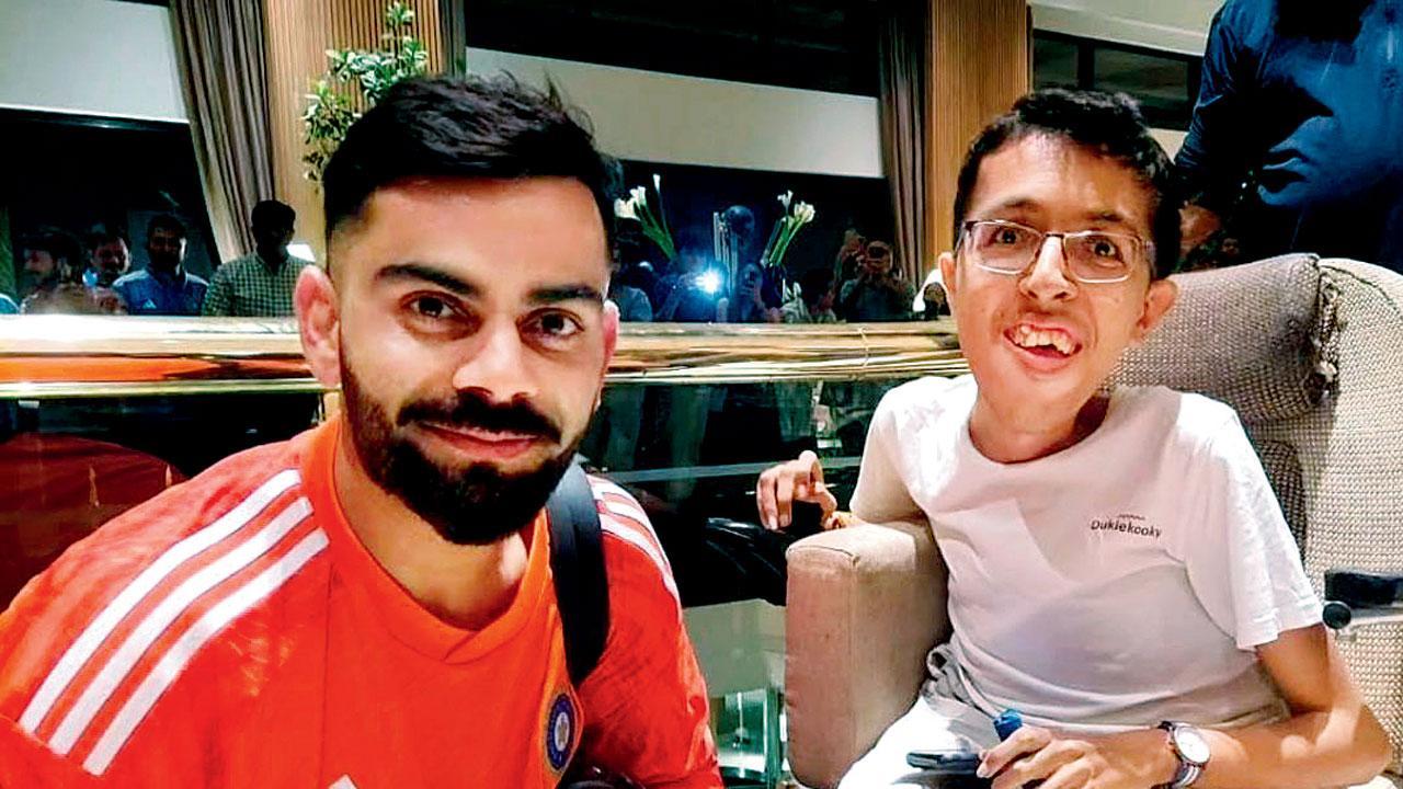 નિર્મયે વિરાટ કોહલી સાથે મુલાકાત કરીને તેની સાથે ફોટો પડાવેલો