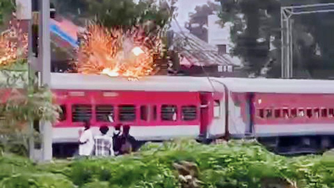 આ સમસ્યાને કારણે બન્ને તરફની ટ્રેનો કલાકો સુધી અટવાઈ ગઈ હતી