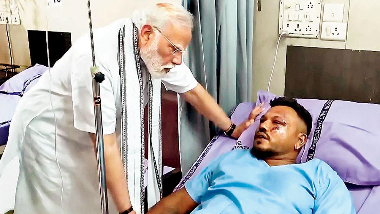 વડા પ્રધાન નરેન્દ્ર મોદીએ અમદાવાદમાં દુર્ઘટના-સ્થળની મુલાકાત લીધી