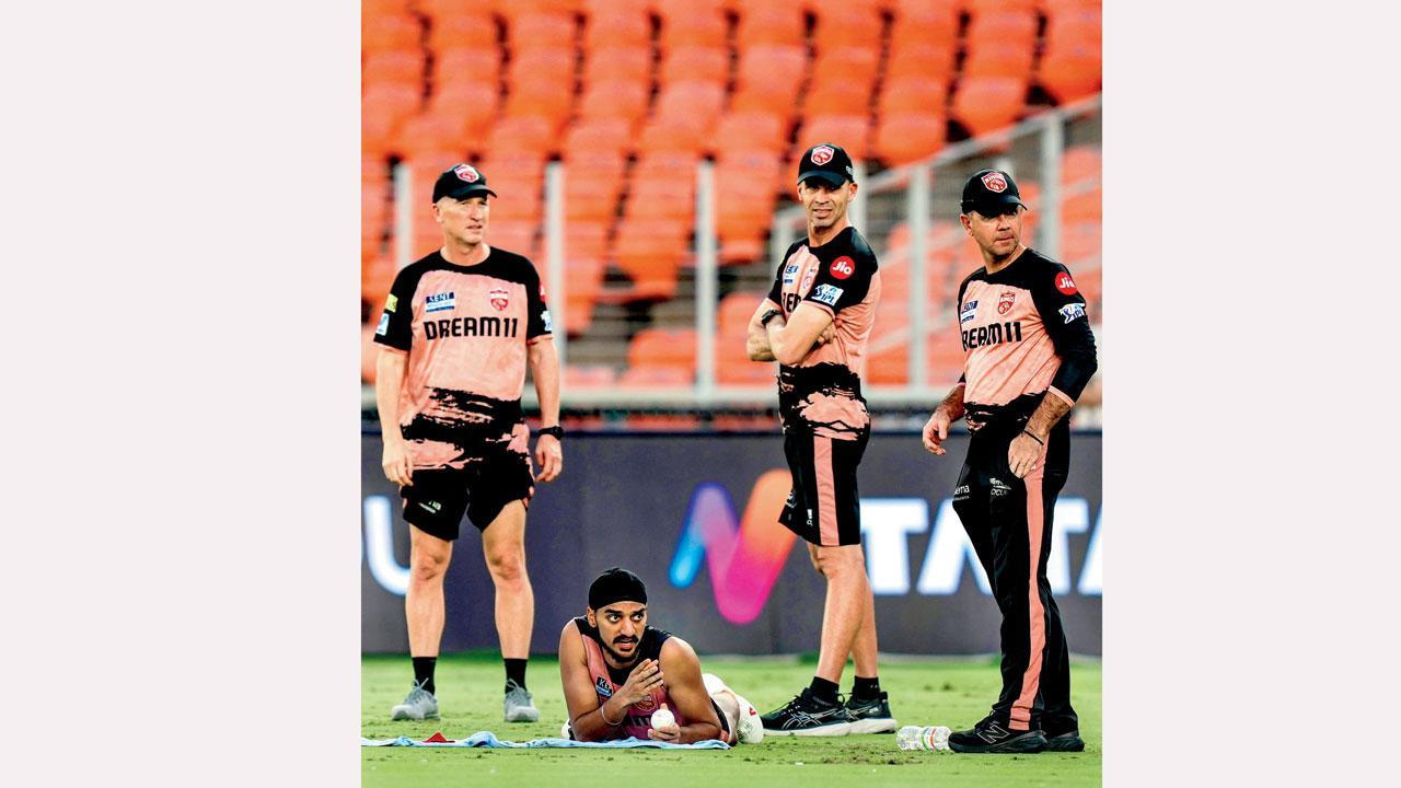 આજની કરો યા મરો મૅચ પહેલાં ગઈ કાલે પ્રૅક્ટિસ કરતી પંજાબની ટીમ.