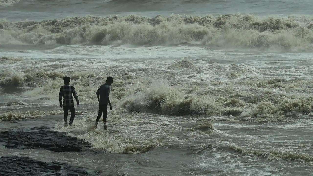 વરસાદે વિરામ લેતા મુંબઈના દરિયા કિનારે હાઈટાઈડને લીધે ઊંચા મોજા જોવા મળ્યા
