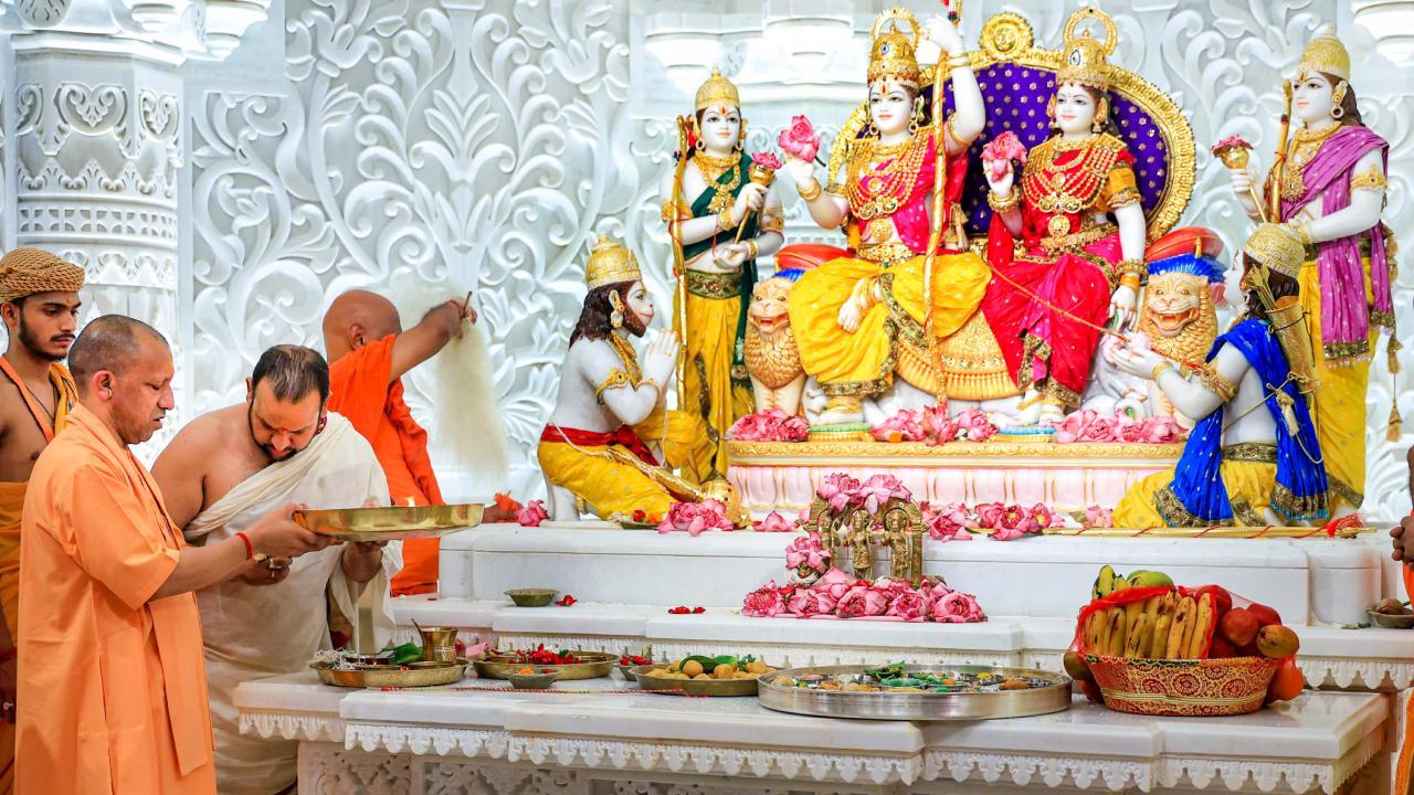 અયોધ્યાના રામ મંદિરમાં રામ દરબારની પ્રાણ પ્રતિષ્ઠા અને અભિષેક યોજાયો, જુઓ તસવીરો અયોધ્યાના રામ મંદિરમાં રામ દરબારની પ્રાણ પ્રતિષ્ઠા અને અભિષેક યોજાયો, જુઓ તસવીરો