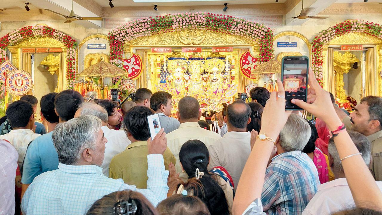સોનાવેશનાં દર્શન માટે ધાર્મિકજનો ઊમટી આવ્યા હતા.