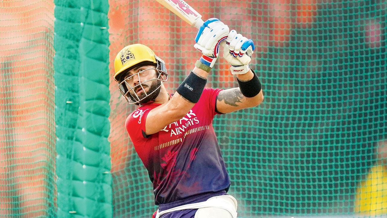 ગઈ કાલે અમદાવાદના નરેન્દ્ર મોદી સ્ટેડિયમમાં પ્રૅક્ટિસ કરતો વિરાટ કોહલી.