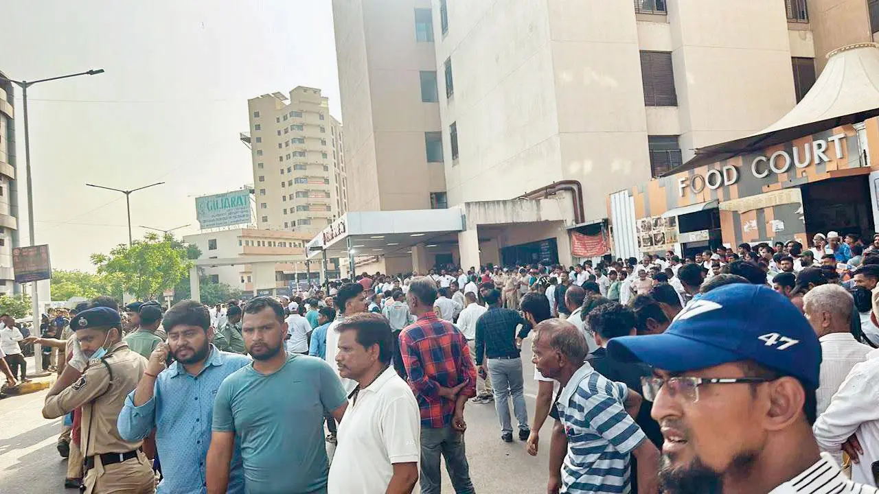 સિવિલ હૉસ્પિટલમાં સ્વજનો એકઠા થયા હતા.