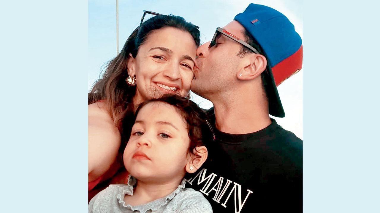 આલિયા ભટ્ટ, રણબીર કપૂર તેમની દીકરી રાહા સાથે