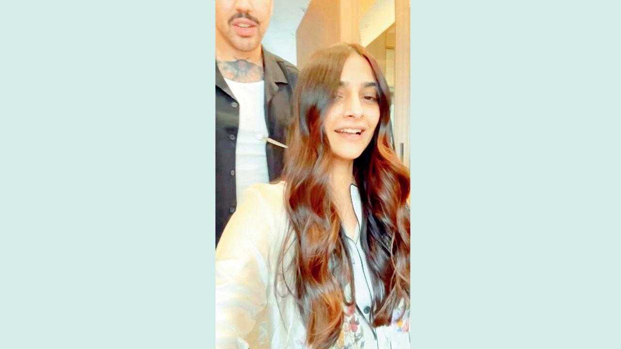 સોનમ કપૂરે હાલમાં તેના લાંબા અને કાળા વાળ કાપીને ૧૨ ઇંચના વાળ ચૅરિટી માટે દાન કર્યા છે