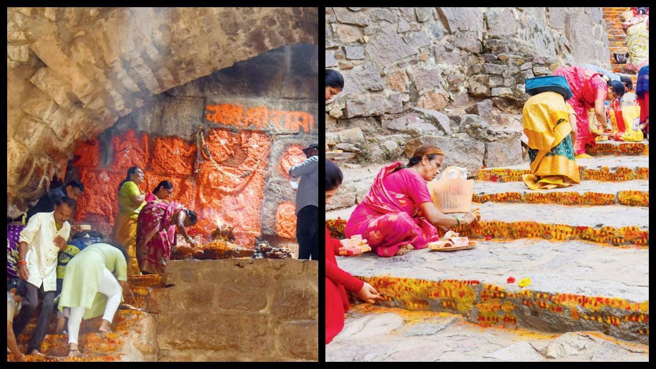 ગઈ કાલે હૈદરાબાદમાં ગોલકોન્ડા ફોર્ટમાં પગથિયાંઓ પર કંકુ, હળદર અને સુખડના પાઉડરની પેસ્ટ લગાડીને આગળ વધતા ભક્તો.