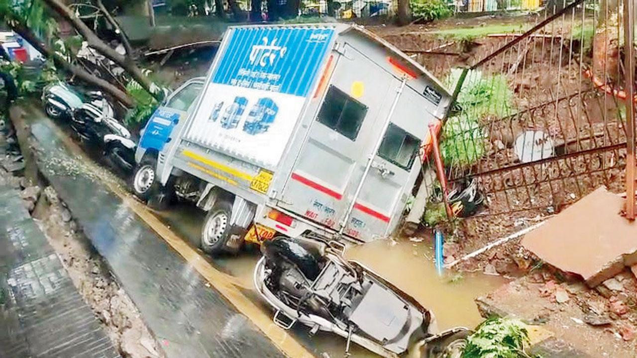 વાશી પ્લાઝાની દીવાલ ધસી પડી જમીનમાં ખાડો પડયો પાર્ક કરેલાં ટૂ-વ્હીલર્સને નુકસાન