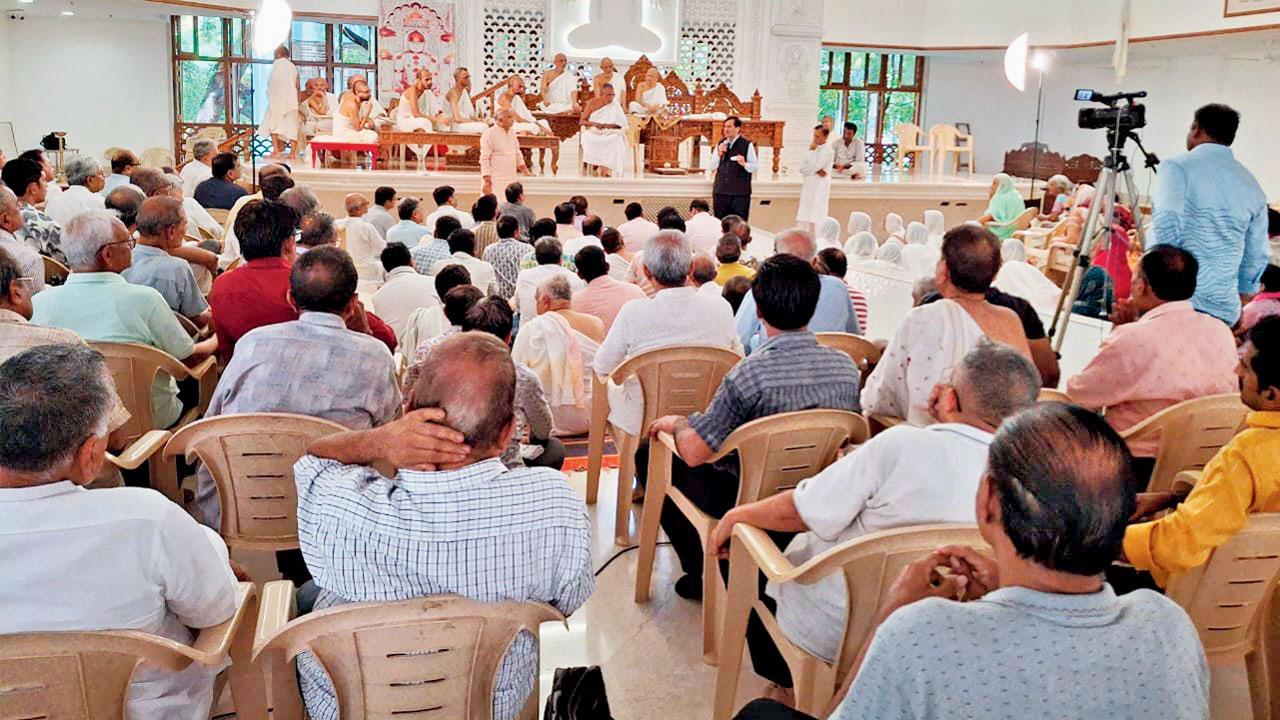 ગઈ કાલે વિલે પાર્લે-ઈસ્ટમાં એમ. જી. રોડ પર આવેલા શ્રી ચિંતામણિ પાર્શ્વનાથ જૈન દેરાસરમાં યોજાયેલી મીટિંગ.