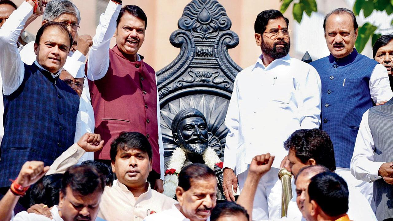 ગઈ કાલે વિધાનસભાના બજેટ સત્રની શરૂઆત પહેલાં શાસક પક્ષે વિધાનભવનમાં છત્રપતિ શિવાજી મહારાજની પ્રતિમાને વંદન કર્યું હતું.