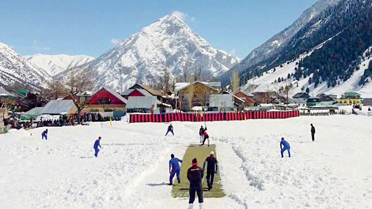 બરફીલા ગ્રાઉન્ડ પર ભારતીય સેના વચ્ચે રમાઈ સ્નો ક્રિકેટ ચૅમ્પિયનશિપ