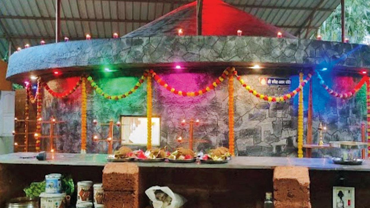 નાનું પણ બહારથી સુંદર સજાવેલું મંદિર.