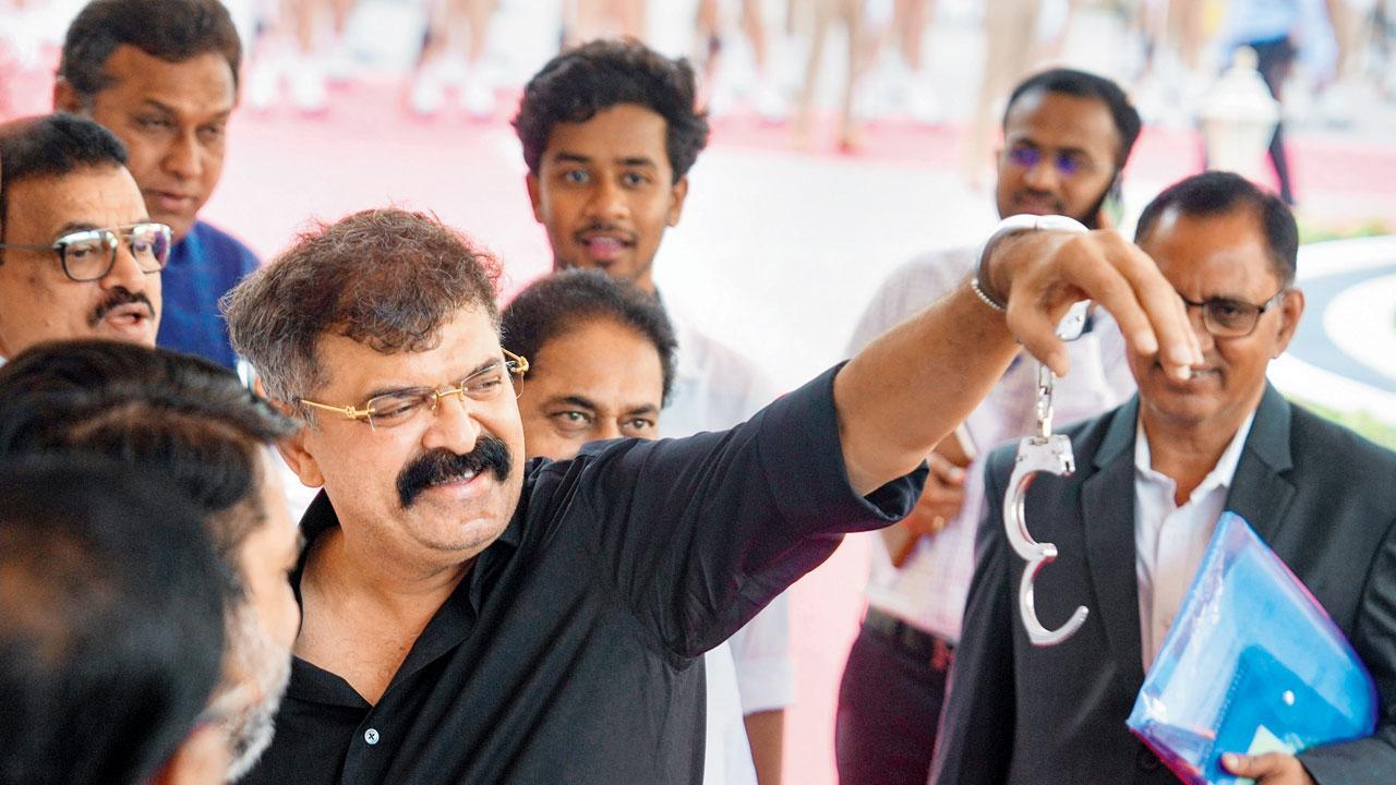 ગઈ કાલે વિધાનભવનમાં હાથકડી પહેરીને આવેલા જિતેન્દ્ર આવ્હાડ.