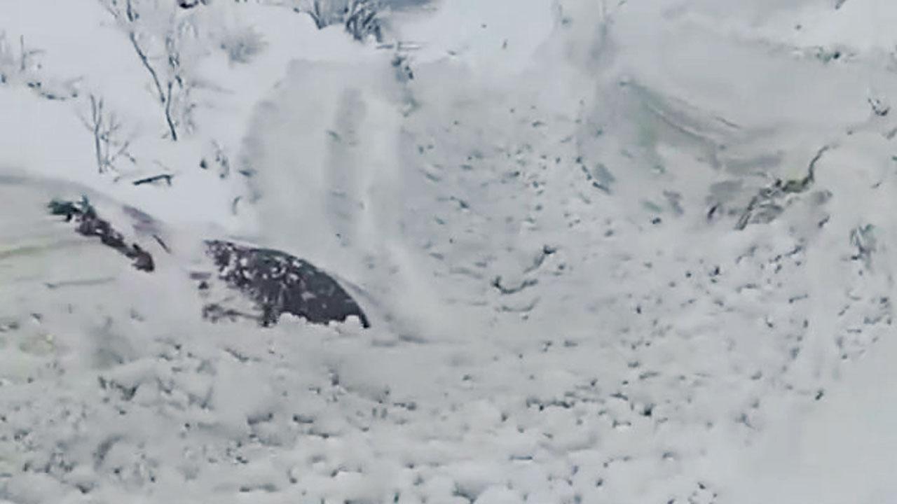 કાશ્મીરના કિશ્તવાડમાં હિમસ્ખલન બાદ નદીમાં વહેવા લાગ્યો બરફ