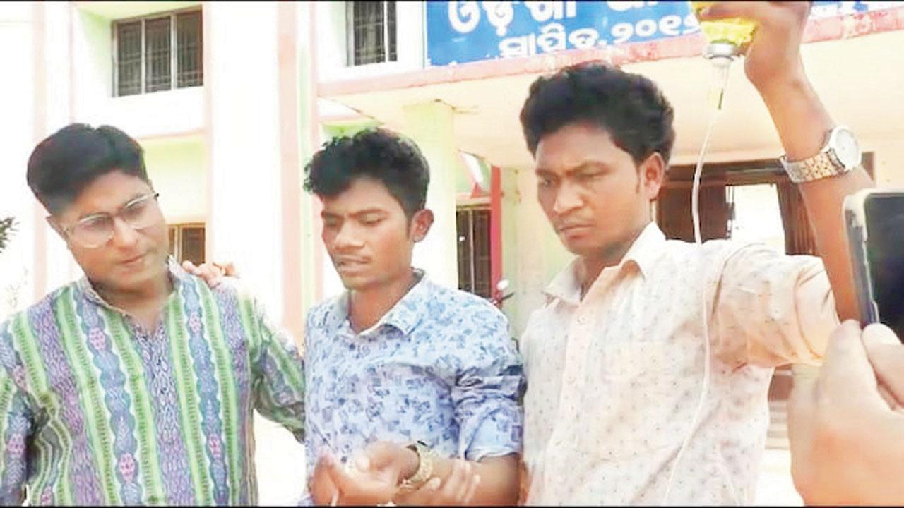 ઓડિશામાં બીમાર શિક્ષકને રજા ન મળતાં હાથમાં IV ડ્રિપ સાથે સ્કૂલમાં ડ્યુટી પર હાજર રહેવું પડ્યું