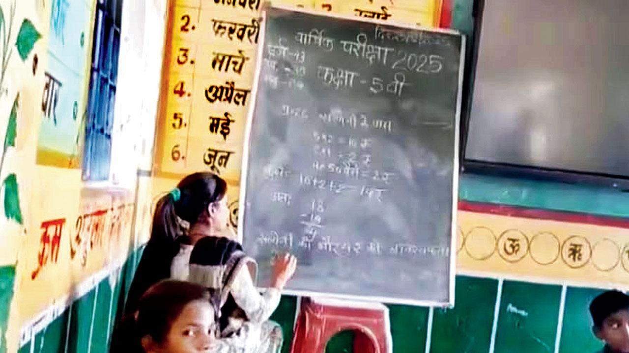 ગણિતની પરીક્ષા વખતે સ્ટુડન્ટ્સને માસ-કૉપી કરાવવા સંગીતા વિશ્વકર્મા નામની એક ટીચરે બ્લૅકબોર્ડ પર તમામ પ્રશ્નોના જવાબ લખ્યા હતા.