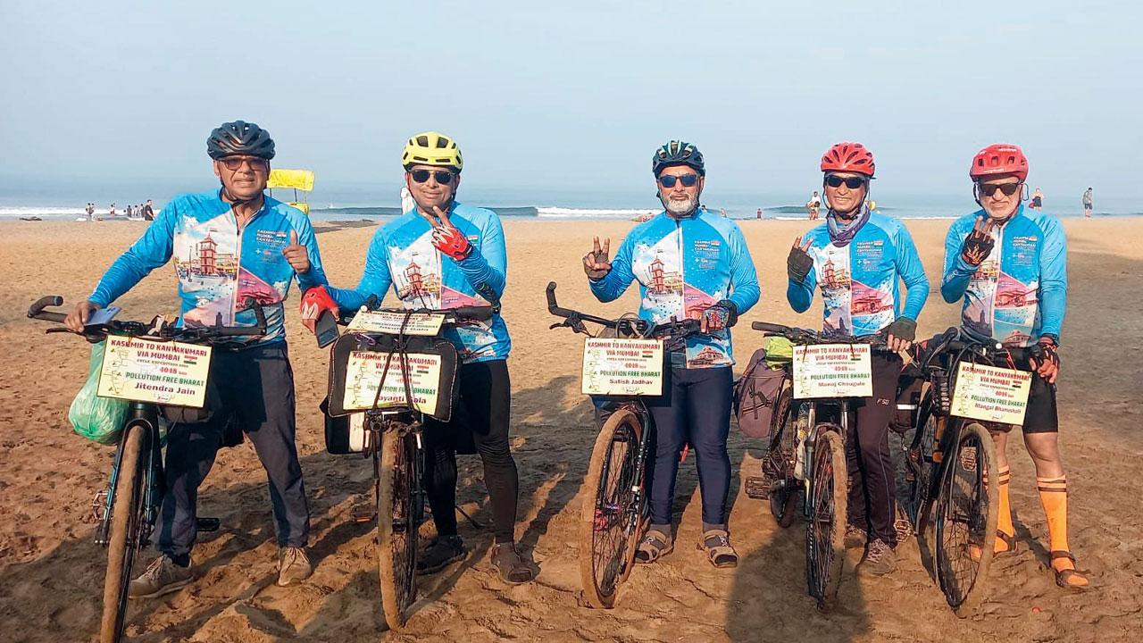 ગોવાના બીચ પર સાઇક્લિંગની મજા માણતા પાંચેય વડીલ.