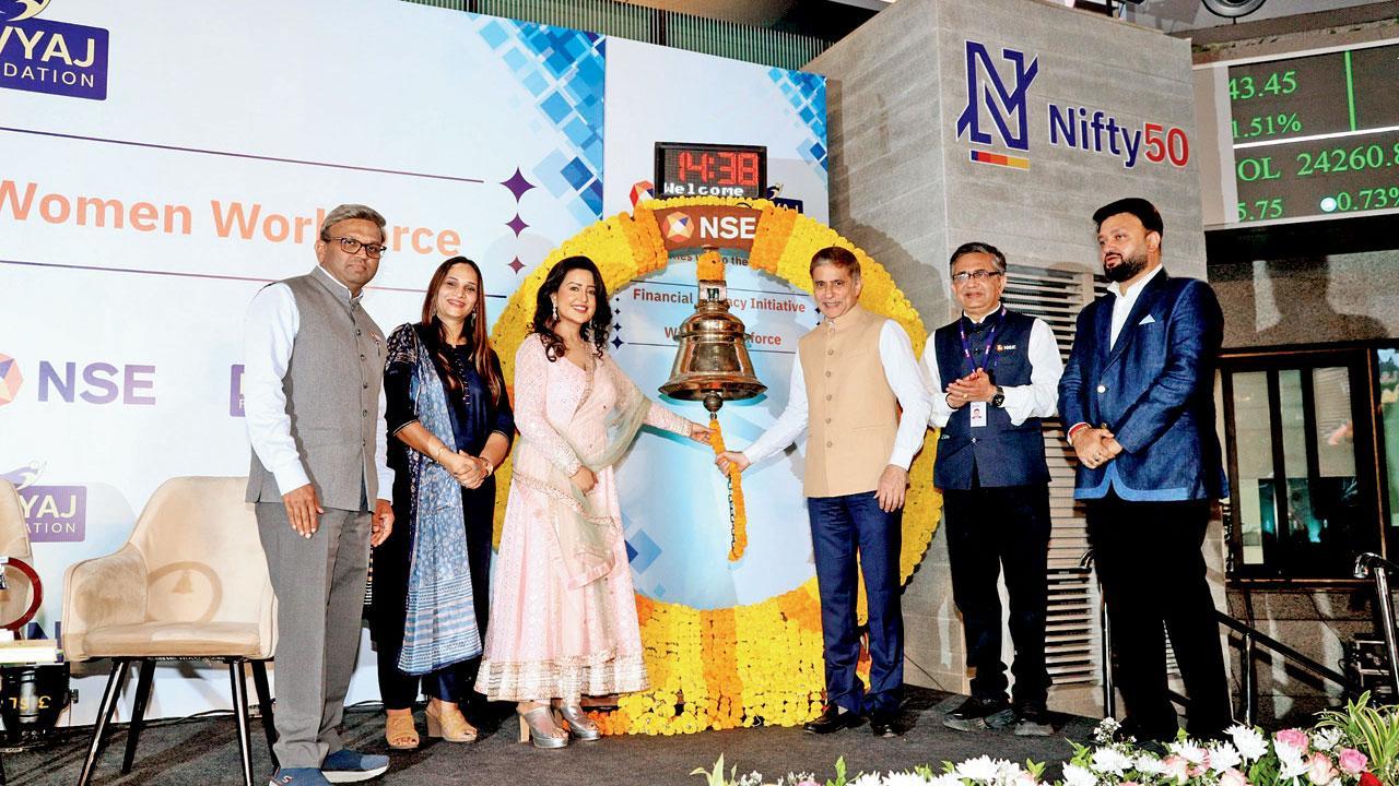 મેમોરેન્ડમ ઑફ અન્ડરસ્ટેન્ડિંગ (MOU) કરવામાં આવ્યો તે પ્રસંગમાં હાજર મહાનુભાવો