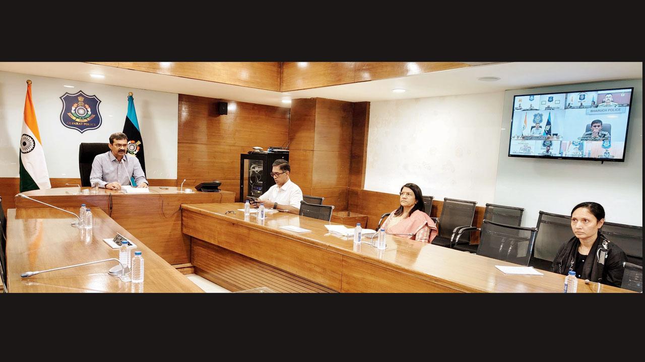 ગુજરાતના પોલીસવડા વિકાસ સહાયે પોલીસ અધિકારીઓ સાથે વિડિયો-કૉન્ફરન્સથી તાકીદની બેઠક યોજી હતી.