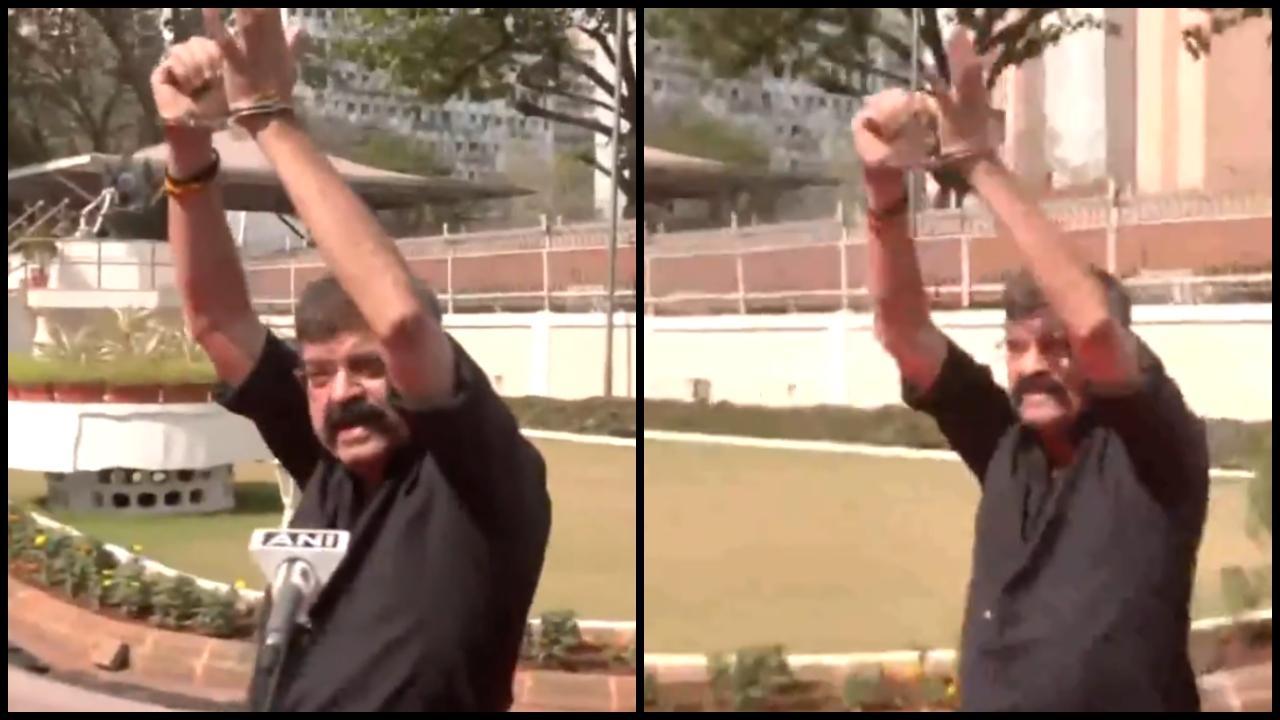 નેતા જિતેન્દ્ર આવ્હાડ હથકડી પહેરીને વિધાન સભામાં જોવા મળ્યા (તસ્વીર: સોશિયલ મીડિયા) 