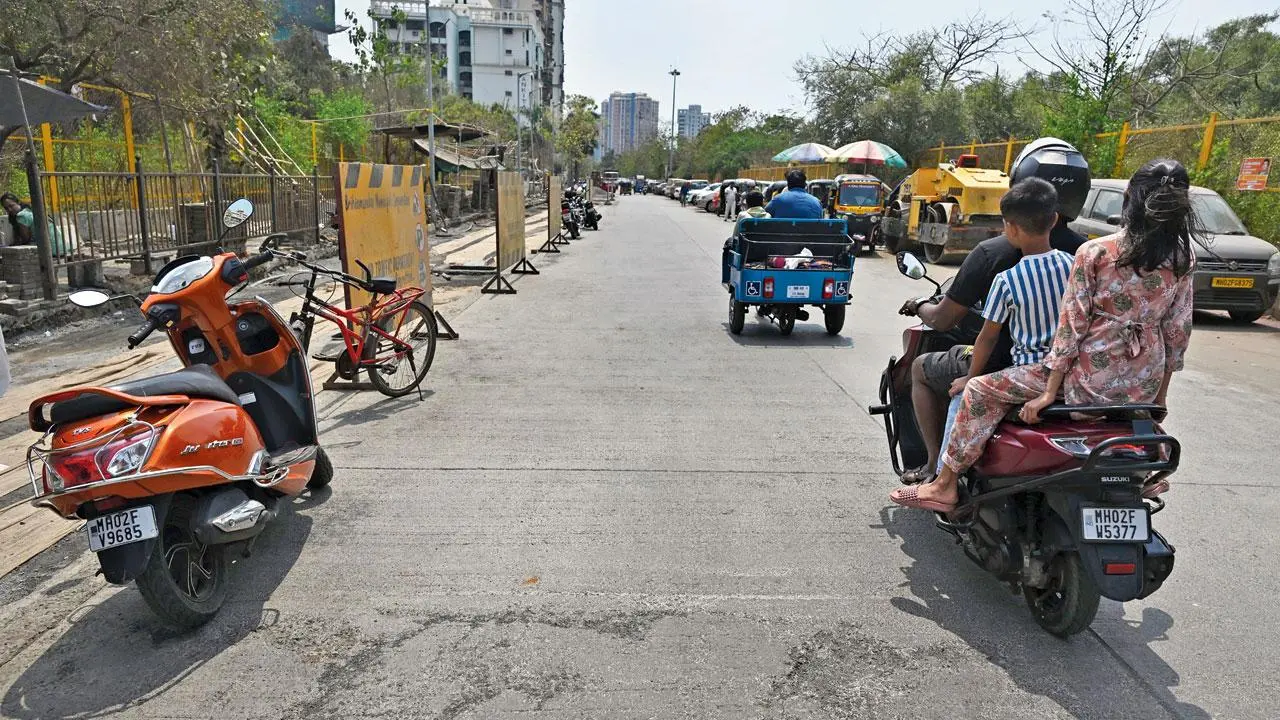 અંધેરી-વેસ્ટમાં લોખંડવાલા કૉમ્પ્લેક્સની પાસે આવેલો જાનકીદેવી સ્કૂલ રોડ. (તસવીરો : આશિષ રાજે)