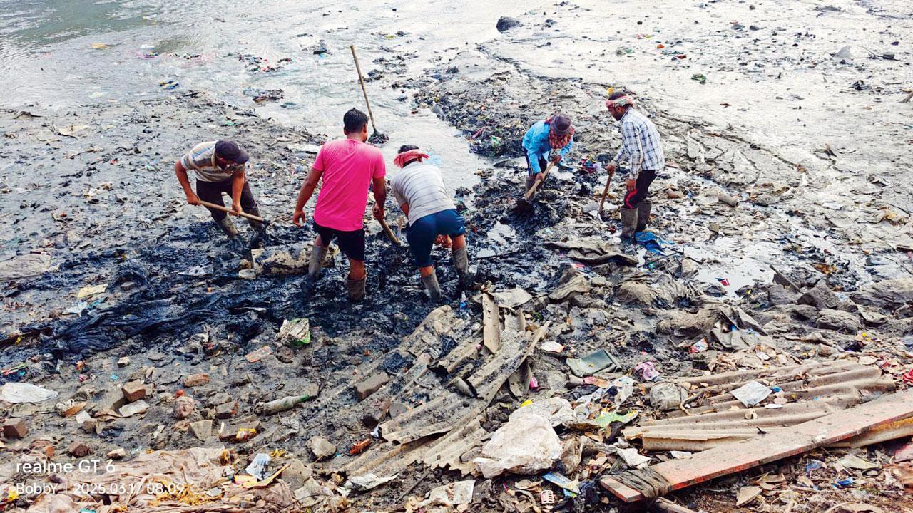 હરિઓમનગરમાં પાણીની લાઇનનું કામ કરી રહેલા BMCના અધિકારીઓ.