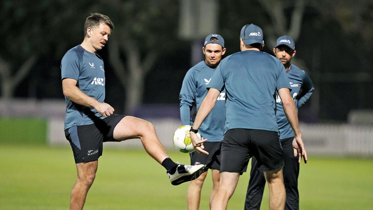 ગઈ કાલે દુબઈના સ્ટેડિયમમાં પ્રૅક્ટિસ કરતા ન્યુ ઝીલૅન્ડના ખેલાડીઓ.