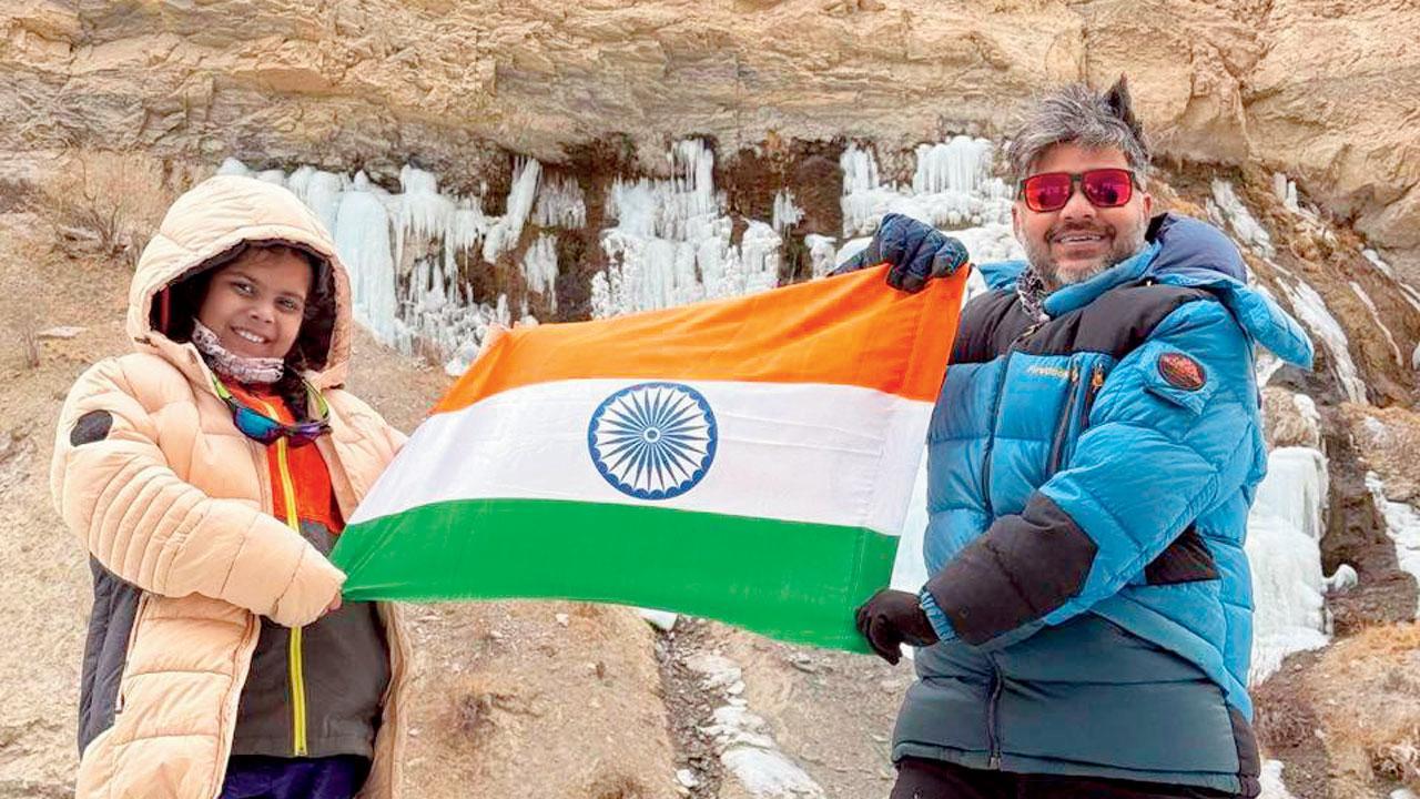 પાંચ દિવસનો ટ્રેક પૂરો કર્યા બાદ પપ્પા સાથે ભારતનો તિરંગો ફરકાવી સેલિબ્રેટ કરતી રૂહી.