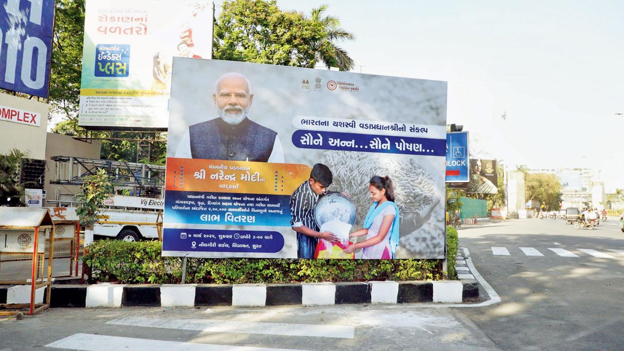 સુરતમાં ઠેર-ઠેર વડા પ્રધાન નરેન્દ્ર મોદીનાં પોસ્ટર લગાડવામાં આવ્યાં છે.