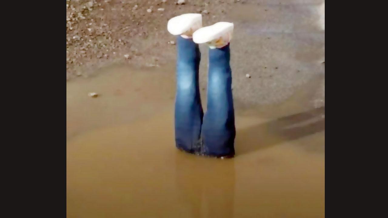 આર્ટિફિશ્યલ લેગ્સ, જૂનાં શૂઝ અને જૂના જીન્સ લઈ એવી રીતે ખાડા પર મૂક્યાં હતાં