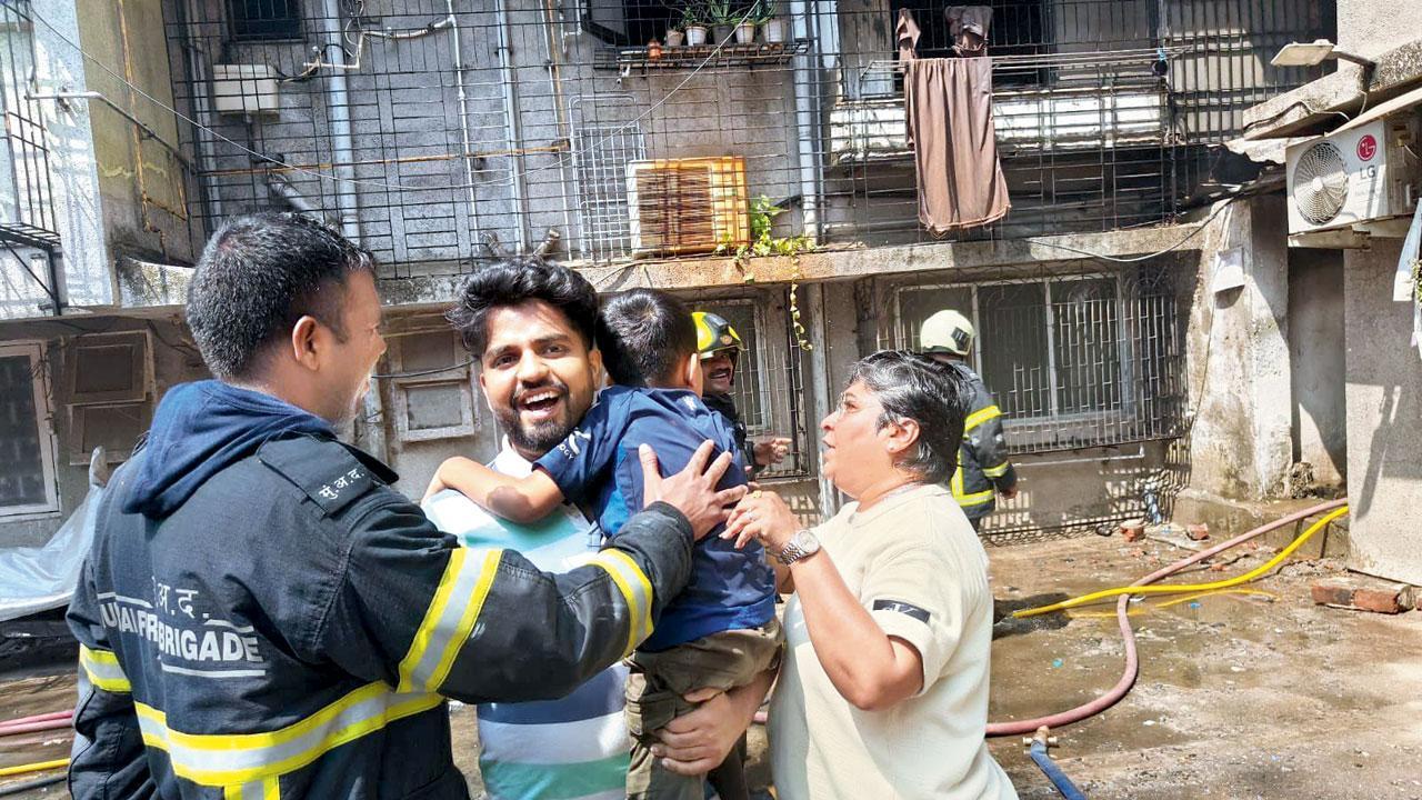 આગ લાગ્યા બાદ ફાયર-બ્રિગેડે સાવચેતીથી બધા જ રહેવાસીઓને બચાવી નીચે લઈ આવતાં ખુશખશાલ રહેવાસીઓએ ફાયર-બ્રિગેડના જવાનોનો આભાર માન્યો હતો.   