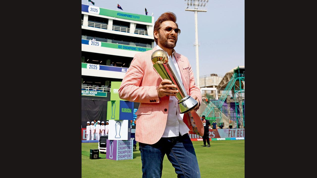 ઇંગ્લૅન્ડ અને સાઉથ આફ્રિકા વચ્ચેની મૅચ પહેલાં કરાચીના સ્ટેડિયમમાં ટ્રોફી લઈને આવ્યો હતો શાહિદ આફ્રિદી.