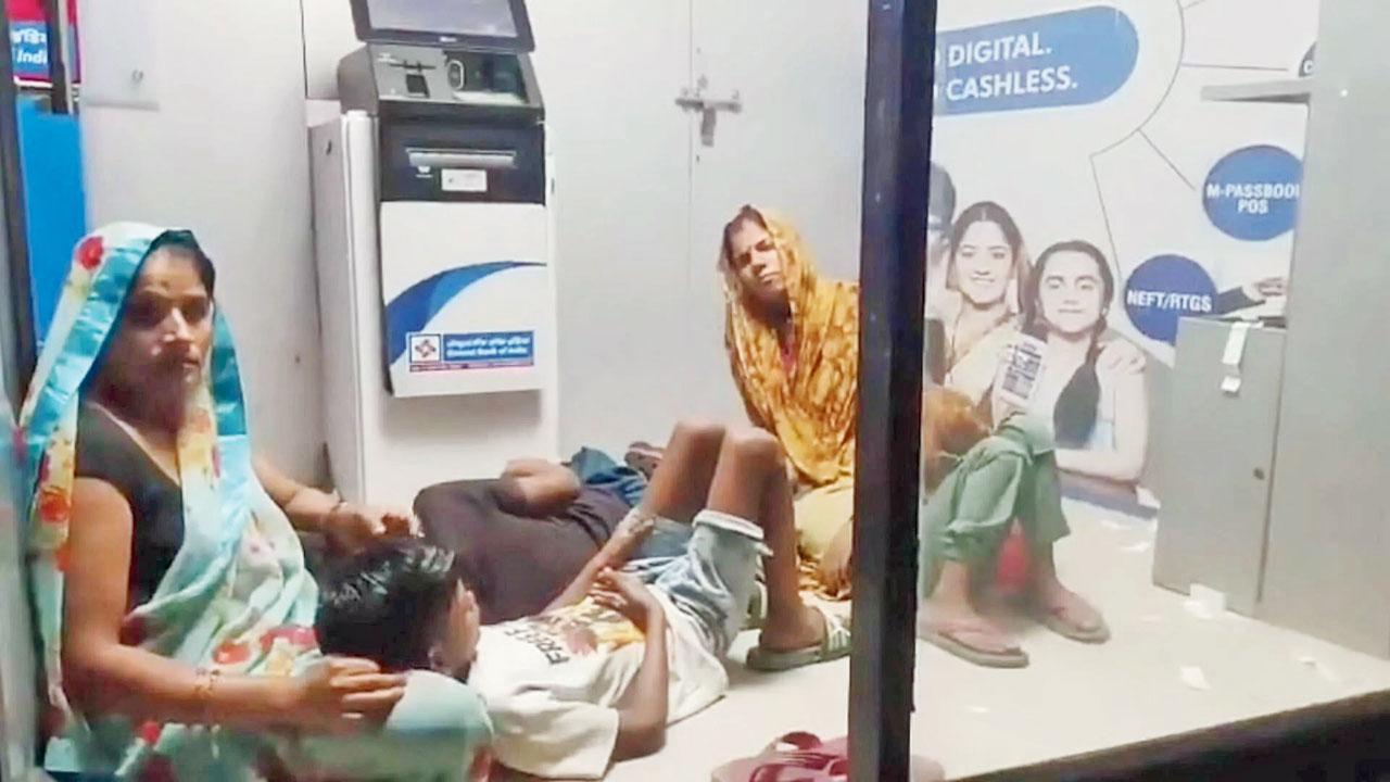 આખો પરિવાર ATMમાં સૂતો છે