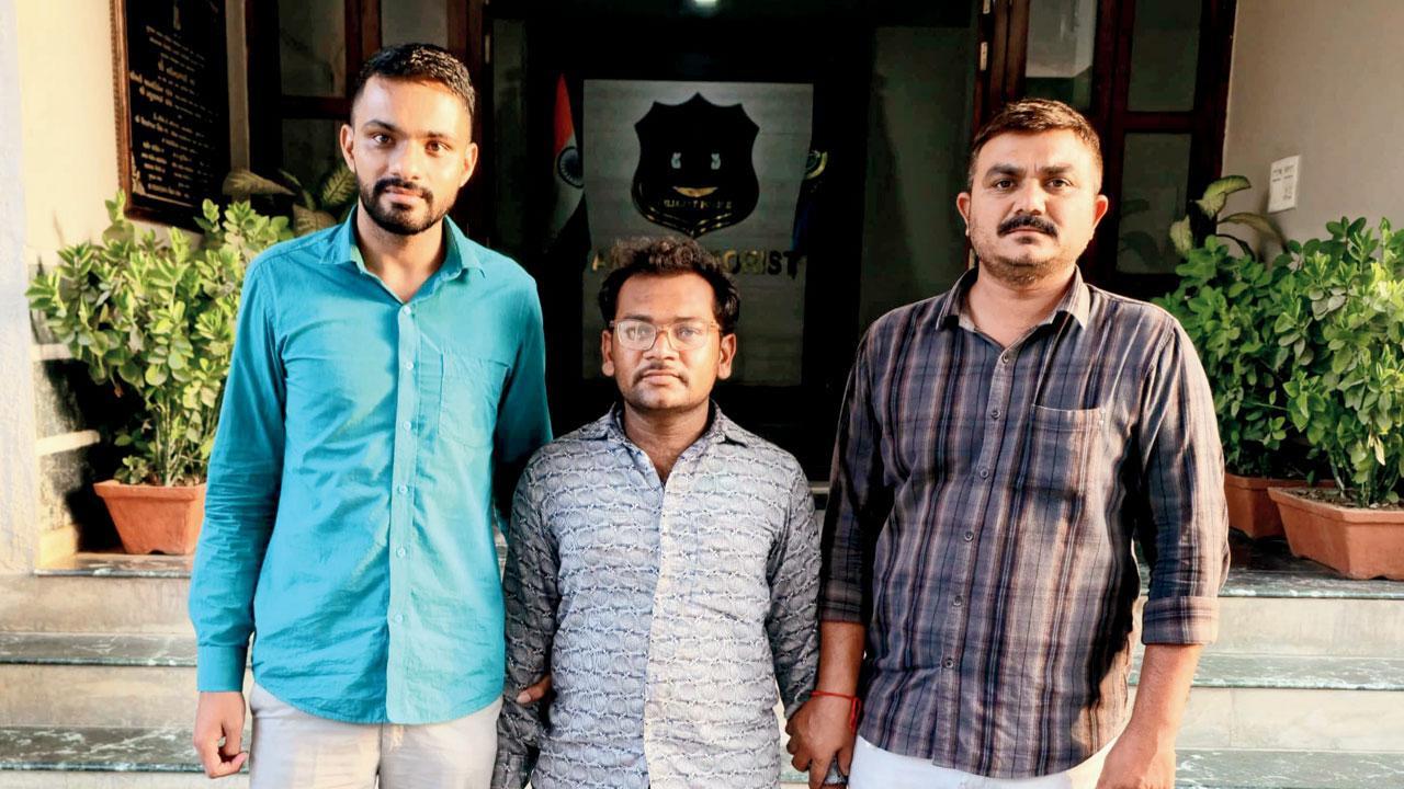 ATSની પકડમાં આવેલો કચ્છનો સહદેવસિંહ ગોહિલ (વચ્ચે).