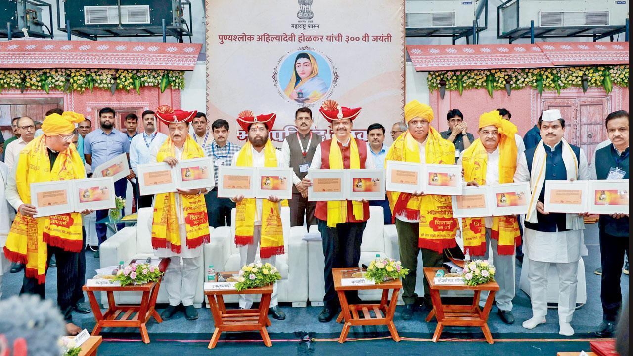 અહિલ્યાદેવી હોળકરના માનમાં ટપાલટિકિટ બહાર પાડવામાં આવી