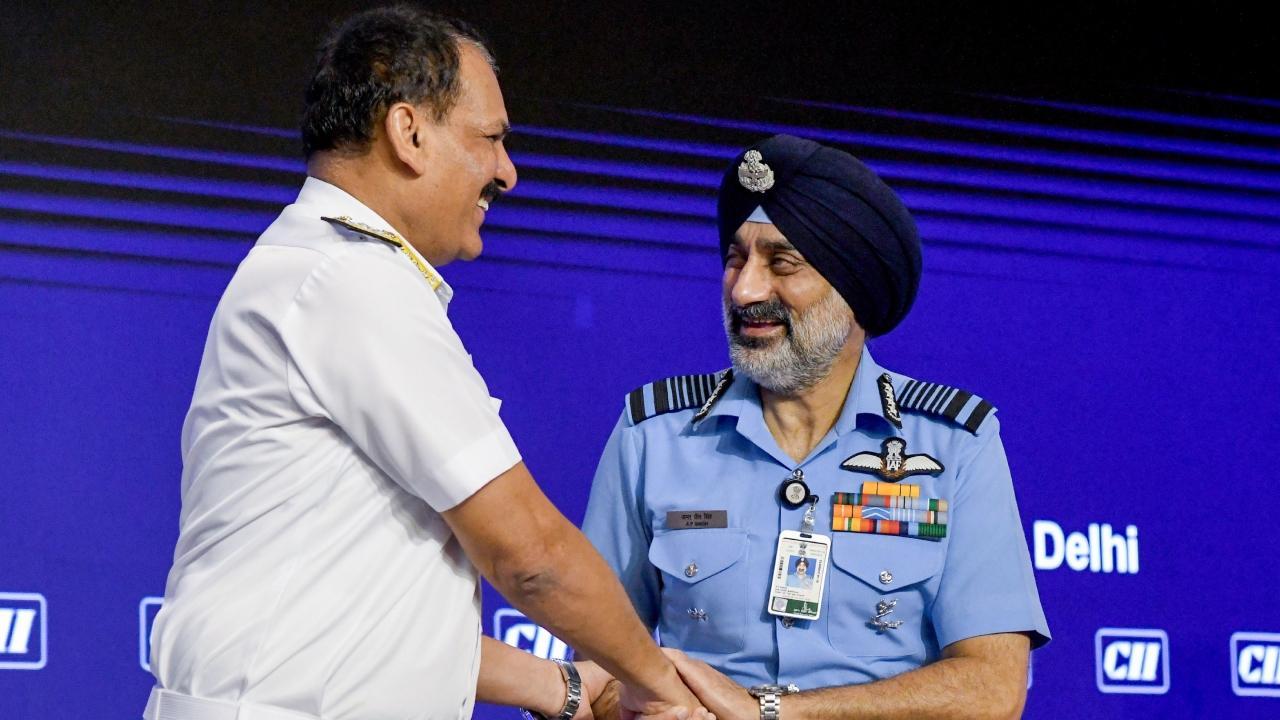 ગુરુવારે નવી દિલ્હીમાં CII વાર્ષિક વ્યાપાર સમિટ 2025 દરમિયાન ભારતીયના વડા એડમિરલ દિનેશ કે ત્રિપાઠી અને ભારતીય વાયુસેનાના વડા એર માર્શલ ચીફ અમર પ્રીત સિંહે (તસવીર સૌજન્યઃ એએનઆઇ)