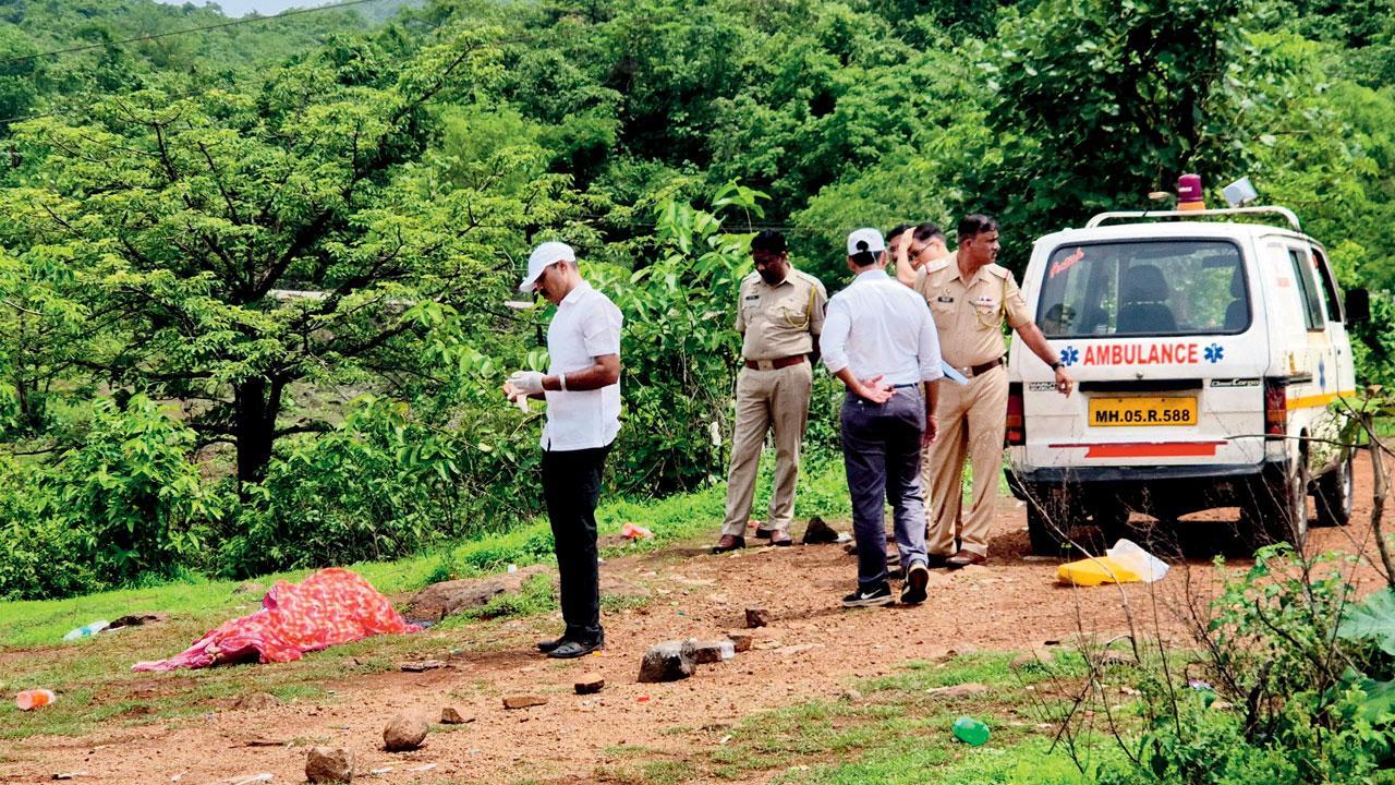 નાણિંબી ગામના ઝાડી વિસ્તારમાંથી મળેલી ડેડ-બૉડી નજીક પોલીસ-અધિકારીઓ.