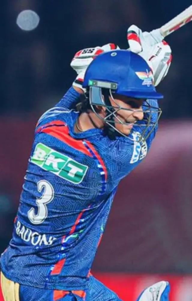 IPL 2025માં PBKS સામેની મેચમાં ૨૩૭ રનના લક્ષ્યનો પીછો કરતી વખતે, LSGના આયુષ બદોનીએ માત્ર ૪૦ બોલમાં ૭૪ રન બનાવ્યા. તેની ઇનિંગમાં પાંચ બાઉન્ડ્રી હતી.