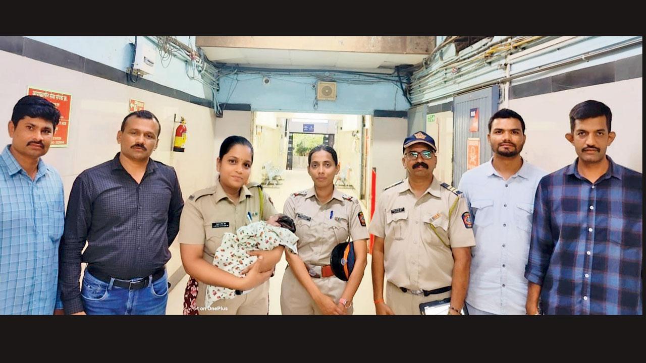 પાર્કસાઇટ પોલીસની ટીમ બાળકી સાથે.