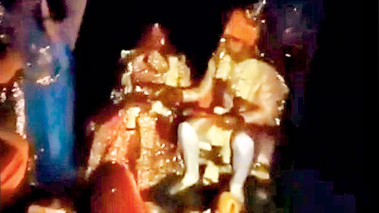 લગ્ન ચાલી રહ્યાં હતાં અને બ્લૅકઆઉટની સાઇરન વાગી
