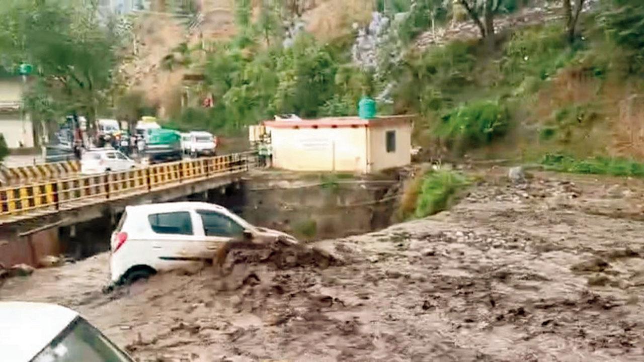 ઉત્તરાખંડના ચમોલી જિલ્લામાં મુશળધાર વરસાદનું ભયાનક સ્વરૂપ જોવા મળી રહ્યું છે